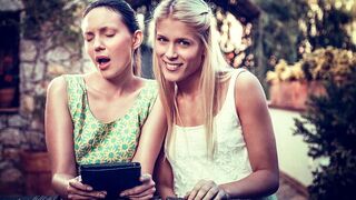 Τα δάχτυλα της γλυκιάς γάτας δίνουν στη φίλη της τη Νατάλι Βον οργασμό