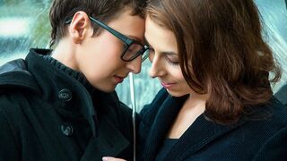 Καυτές λεσβιακές αγκαλιές της Αντόνια Σάινζ και της Εμίλια Άργκαν