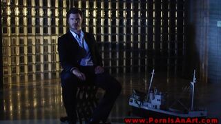 Το άλογο της κομψής καφέ βόμβας είναι ο μυς του προγόνου του