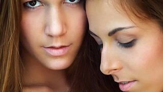 Καυτές λεσβιακές αγκαλιές της Αλέξις Κρίσταλ και της Αντόνια Σάινζ