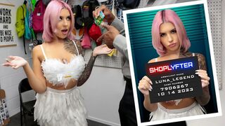 Σέξυ έφηβος πιάστηκε να κλέβει γλυκά με αποκριάτικη στολή στο κατάστημα