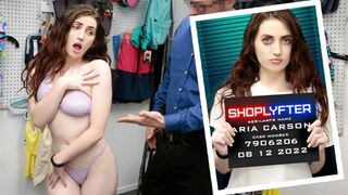 Ανώμαλος αστυνομικός τραβά Το μωβ στρινγκ της Άρια Κάρσον και την πηδάει δυνατά στο τραπέζι