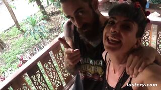 Η Μάγια παραδίδει στον εαυτό της τον μεγάλο άντρα του Έντουαρντ στη ζούγκλα