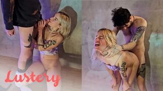 Ξανθό ερασιτέχνη ζευγάρι γαμάει μπροστά της στη δική τους ταινία σεξ