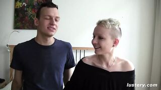 Τους αρέσει να προσλαμβάνουν τους εαυτούς τους για να γαμιούνται - σπίτι ερασιτεχνικό κλιπ