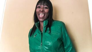 Μαύρο μιλφ με μια ψεύτικη συνέντευξη για δουλειά με ένα λευκό πουλί που γαμιέται και το πρόσωπο επάνω