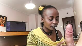 Η μαύρη σκύλα σαλιαρίζει στο δέντρο του αφεντικού