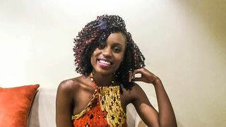 Χαμογελώντας μαύρο όμορφο μωρό pov χύτευση σκληρά σκατά