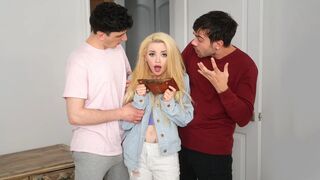 Έχει σφιχτό κώλο του γεμιστό με χοντρές ουρές από δύο ετεροθαλείς αδελφούς με ένα σκληρό πρωκτικό τρίο