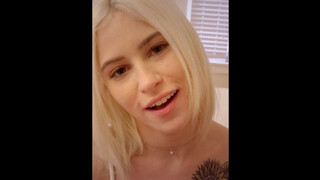 Η Kiara Cole γιορτάζει το νέο έτος μαθαίνοντας να χαϊδεύει το πουλί του ετεροθαλή αδελφού της