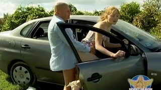 Ο Gyuribácsi παρακολουθεί την έφηβη κοπέλα