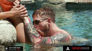 Ζεστό trans Brittney Kade με πρόσωπο καλυμμένο σε ξύλο μετά το πρωκτικό