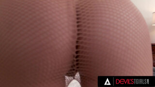 Γαμημένη ξανθιά τρανς Η Έμμα Ρόουζ με το κολάν της παίρνει τον κώλο