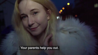 Δημόσιος πράκτορας - Χαριτωμένο ξανθό κορίτσι που μαζεύτηκε στο δρόμο