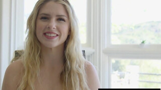 ZeroTolerance - σέξι ξανθό κορίτσι δεν έχει κανένα πρόβλημα να πάρει το πισινό της κλωτσιά