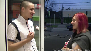 Casual Teen Sex - ένα quickie με το κορίτσι με τα μωβ μαλλιά