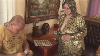 Χοντρή ηλικιωμένη γυναίκα και νεαρό αγόρι