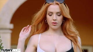 TUSHY - Η Σκάρλετ Τζόουνς ζητάει ξυλοδαρμό