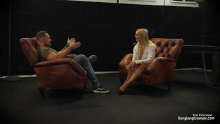 Gangbang creampie - συνέντευξη με μια ξανθιά milf