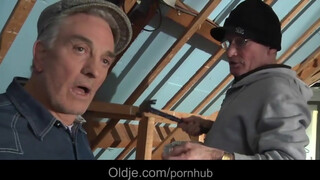 Σέξι έφηβος γκόμενα και δύο τυχεροί ηλικιωμένοι άνδρες