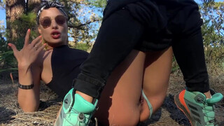 LaraJuicy - Σέξι κορίτσι που αυνανίζεται με πεζοπορία