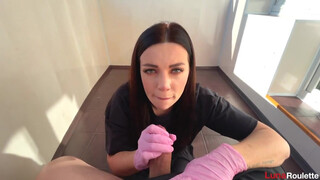 Φοιτήτρια με λαστιχένια γάντια το κερδίζει