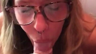 Γαλλίδα σύζυγος με γυαλιά