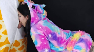 Kate Koss - Κορίτσι με κοστούμι ρουφάει πούτσα