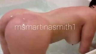 martinasmith ρουφάει το φίλο της στο μπάνιο