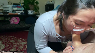 Deepthroat πίπα Ασιάτισσα φίλη με γυαλιά