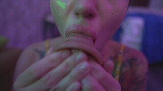 Ρωσική τατουάζ γκόμενα βαθύ λαιμό τσιμπούκι