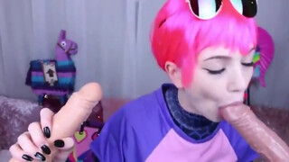 Το κορίτσι με κοστούμι Fortnite ρουφάει ψεύτικες ψωλές