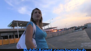 PublicAgent - το καημένο το κορίτσι πραγματικά νομίζει ότι μπορεί να γίνει μοντέλο