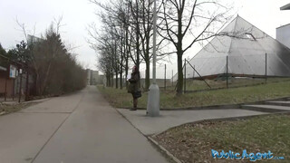 Δημόσιος πράκτορας - Τσέχα γκόμενα στο σοκάκι