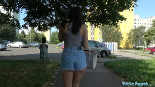 Δημόσιος Πράκτορας - Ιταλίδα με σέξι σώμα