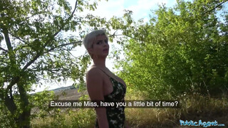 Δημόσιος υπάλληλος - αυτή η γκόμενα μπορεί πραγματικά να ρουφήξει ένα βυζί