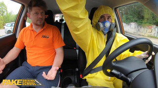 Ψεύτικη σχολή οδήγησης - η γκόμενα μπαίνει στο αυτοκίνητο με στολή επικίνδυνων ουσιών