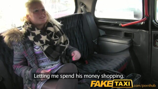 FakeTaxi - νεαρό κορίτσι ρουφάει τον ηλικιωμένο οδηγό ταξί